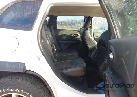 2015 Jeep Cherokee Trailhawk z USA, uszkodzony, nr VIN 1C4PJMBS6FW503362